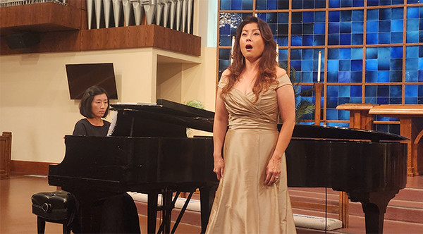 지난 10월 8일 토요일 저녁 7시에 베타니 루터란 교회에서 소프라노 이지민씨가 오랜만에 단독 리사이틀을 열어 참석한 관객들의 심금을 울렸다.