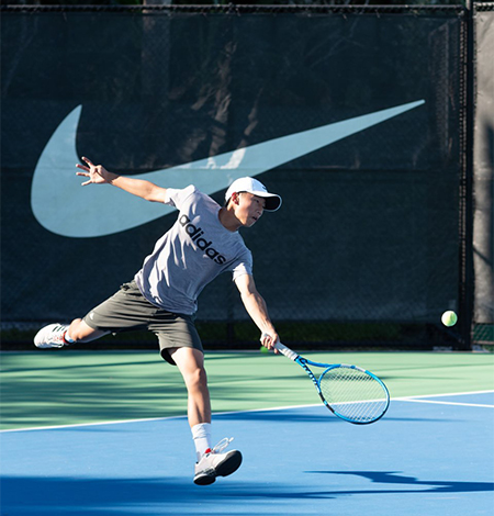 고등학교 리지널 테니스 대회에서 우승한 그랜뷰 고등학교 저스틴 손군의 경기 모습.