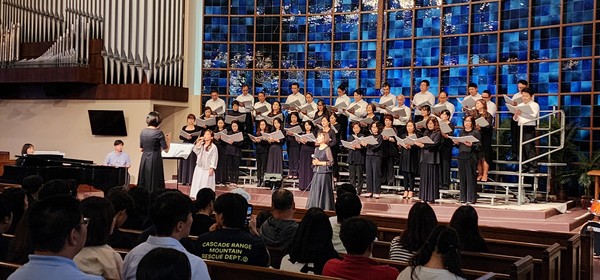 지난 10일 열린 2023년도 가을음악회에서 뉴라이프 선교교회 찬양대가 공연을 하고 있다.