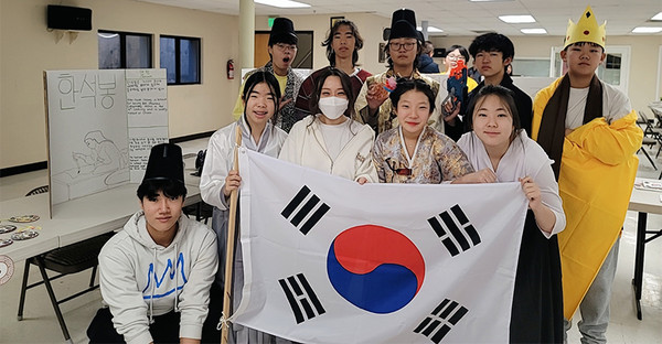 성 로렌스 한국학교는 지난 12월 2일 가을학기 종강식을 가졌다. 학생들은 이번 학기 주제인 '한국을 빛낸 100명의 위인'들에 대해 그동안 준비한 프로젝트를 선보이는 시간을 가졌다.