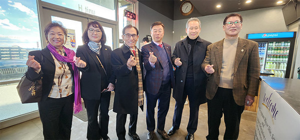간담회에 한인사회 단체장들이 신 시장(가운데), 박광순 시의회 의장(우)과 기념촬영을 하고 있다.