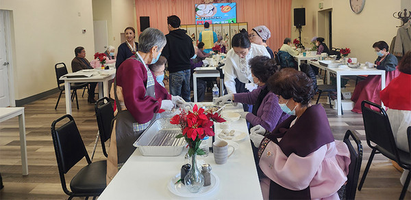지난 2월 9일 파라다이스 노인케어 센터에서는 '만두축제'라는 주제로 설날 행사를 열었다.