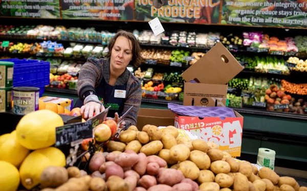 킹수퍼에서 감자를 정리하고 있는 직원.