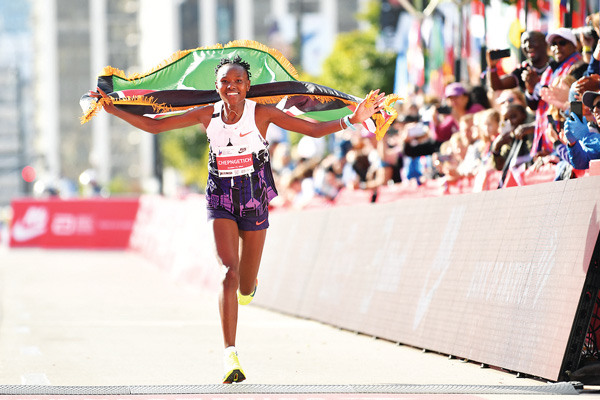 케냐의 루스 체픈게티가 시카고 마라톤에서 2시간09분56초의 기록으로 우승을 차지했다.