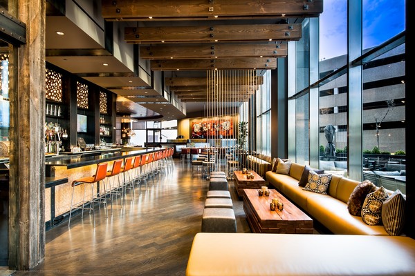 가드 & 그레이스 모던 스테이크하우스 내부.