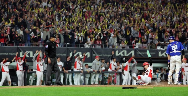 28일 광주 북구 광주-기아챔피언스필드에서 열린 2024 KBO 포스트시즌 한국시리즈 5차전 KIA 타이거즈와 삼성 라이온즈의 경기, 8회말 1사 1루 KIA 박찬호 1타점 2루타 때 1루주자 박정우가 득점하자 선수들이 기뻐하고 있다.