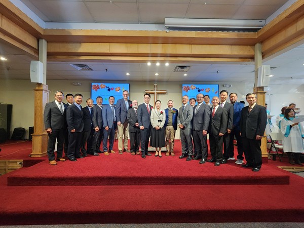 신지훈  담임목사 내외(가운데)와 교회 장로 및 교단 관계자들이 위임예배후 기념촬영을 하고 있다. 