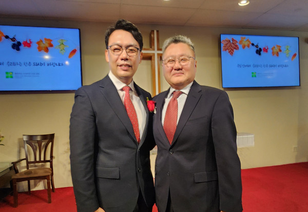 신지훈 2기 담임목사와 정대성 1기 담임목사.