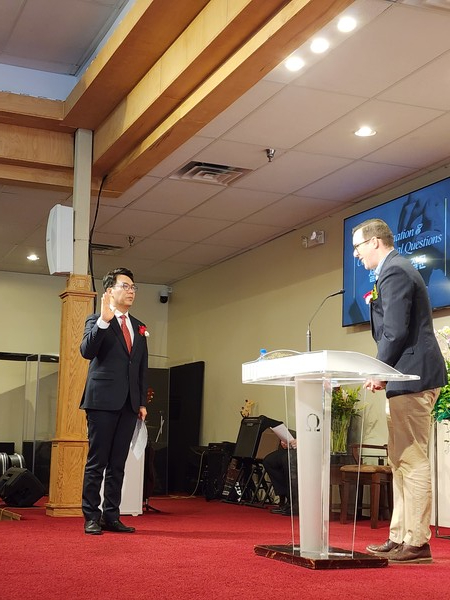 미국 장로회 소속 델 페리스 목사의 인도로 신지훈 담임목사가 위임 선언을 하고 있다.