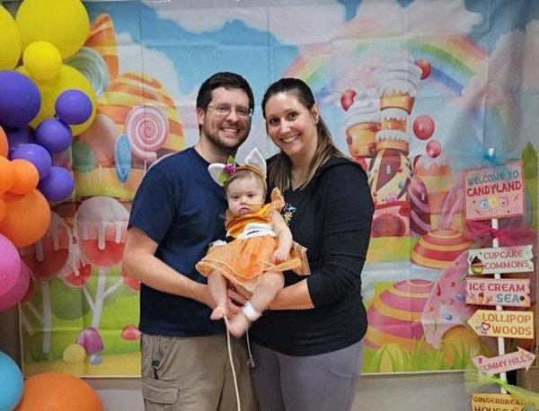 콜로라도 아동병원에서 이식수술을 받은 엠마와 부모.