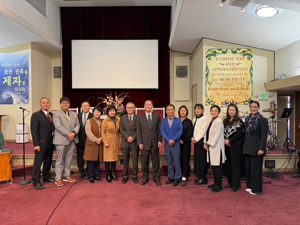 제12회 한인기독교회 비영리단체 후원금 전달식이 지난 12월1일 주일예배 시간에 열렸다.        