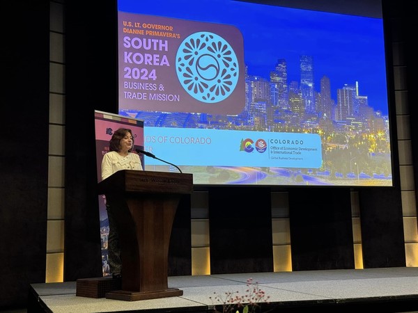 프리마베라 부지사가 조선호텔에서 열린 네트워킹 리셉션에서 방문 목적을 설명하고 있다.