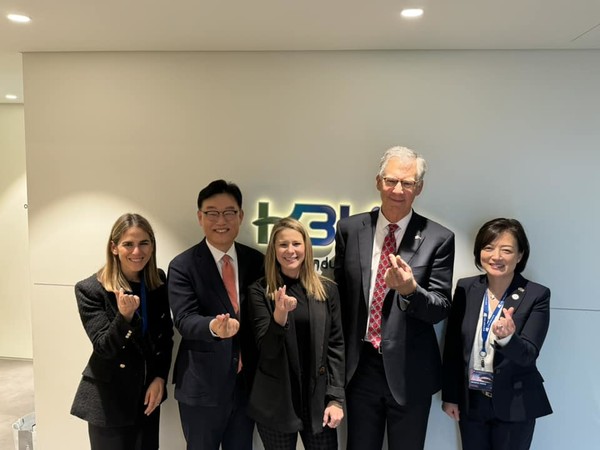 오로라시 국제사업부의 송민수(맨오른쪽)씨도 경제사절단에 합류해, 콜로라도를 대표해 한국 배터리 협회를 방문했다.