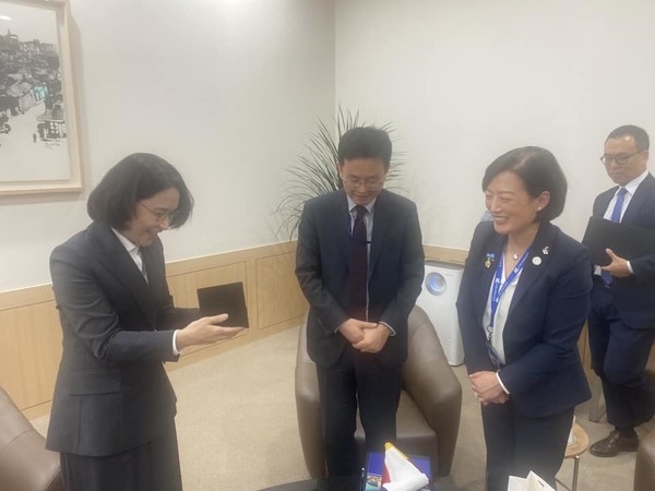 오로라시의 송민수(오른쪽)씨가 외교부를 방문해 강인선 제2차관과 만나 콜로라도 영사 출장소 개설의 필요성을 피력했다.  