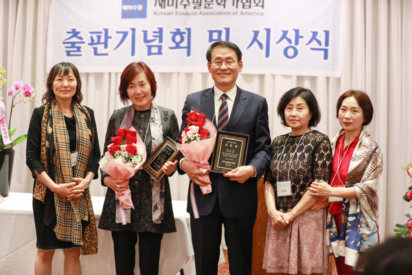 지난 11월 16일 LA 용수산에서 열린 제19회 재미수필문학회 신인상 시상식에 참석한 콜로라도 문우회 회원들. 왼쪽부터 위정옥, 김인화, 정병갑, 김미래, 이승창 회원.