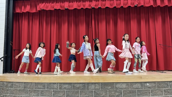 KAOC K-POP 동아리, 저학년과 고학년 팀이 아일릿의 '슈퍼 이끌림' 공연을 함께 하고 있다.