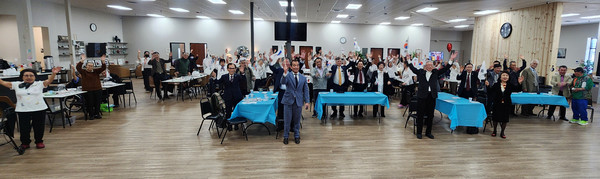 삼일절 기념식에 참석한 인사들이 만세삼창을 제창하며 태극기를 흔들고 있다. 