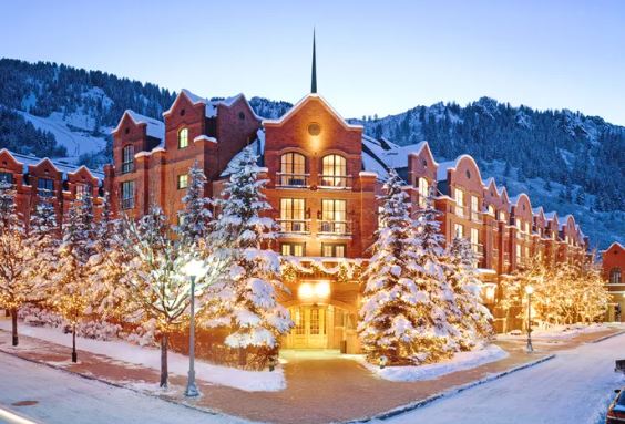 콜로라도 애스펜에 소재한 더 리틀 넬 (The Little Nell) 호텔의 겨울 전경.