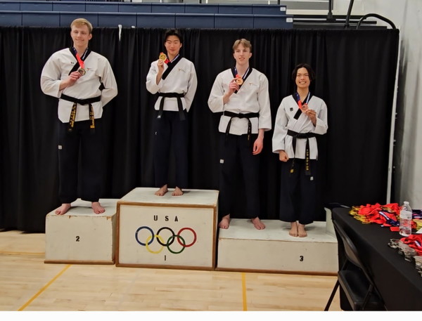 JK 유나이티드 태권도(관장 김진혁) 소속 데이빗 환 김(왼쪽에서 두번째) 군은 이날 공인 품새 개인 금메달, 페어 금메달, 팀별에서 은메달 등 3개의 메달을 획득했다.