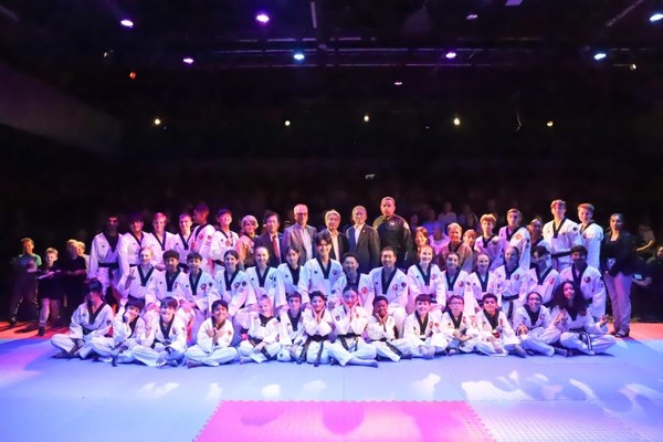 제2회 태권도 쇼케이스에 데모팀으로 공연한 50여명의 유에스태권도 관원들과 관계자들.