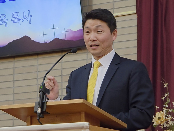 ‘사랑은 부활을 믿는다’(요 21:15-17)라는 주제로 설교 중인 전병욱 목사(임마누엘 연합감리교회).