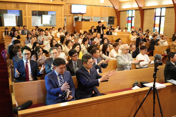 기도중인  성도들.