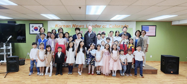 제7회 콜로라도 한인 어린이 동요대회의 참가자들과 마이크 코프만 시장 및 청소년문화재단 이사, 심사위원들이 기념촬영을 하고 있다.