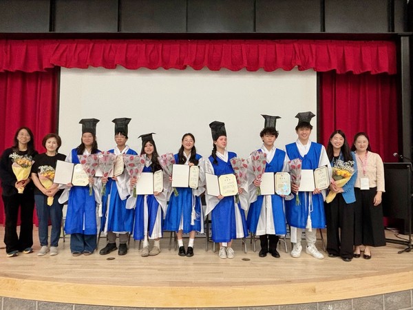 2025학년도 졸업생, 왼쪽부터 송지윤 선생님, 서은영 선생님, 윤유리, 예휘수, 라은 얼빈, 신예린, 노은혜, 김태모, 김건우, 최지수 선생님, 박지연 교장.