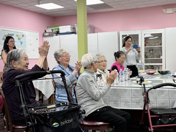 안나의 집 할머니들께서 기쁘게 공연을 즐기고 있다. 