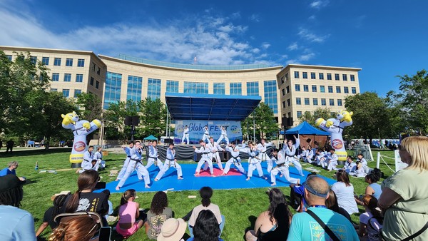 지난 14일 오로라 시청 잔디 광장에서 열린 글로벌 페스트에서 유에스태권도 소속 태권도 데모팀이 시범을 보이고 있다.