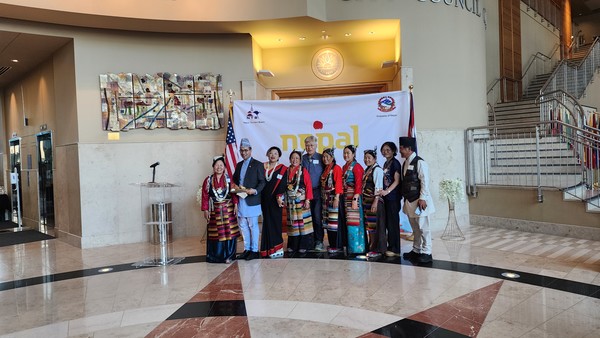 네팔 인사들과 기념촬영 중인 김봉전 한인회장.