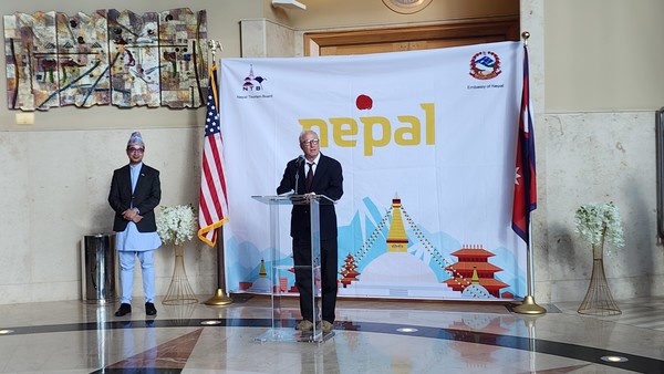   환영사를 하고 있는 마이크 코프만 오로라 시장.