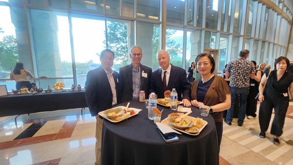 오로라 국제이민 사업부의 송민수씨 내외, 밥 르게르 전 시장, 코프만 시장. 