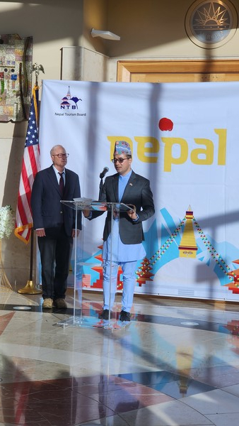 인사말을 하고 있는 쉐라드 페루 대사대리.