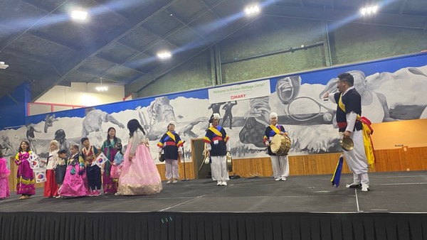 오프닝 세레모니에서 어린이들과 농악대원들이 신명나는 무대를 선사했다.2