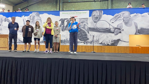 박수지 콜로라도 한인 입양아 캠프위원회 대표가 캠프 개막식에서 환영사를 하고 있다.