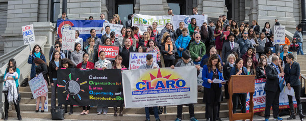 콜로라도 주 의사당 앞에서 트럼프 행정부의 이민정책을 반대하는 시위를 하고 있다. 