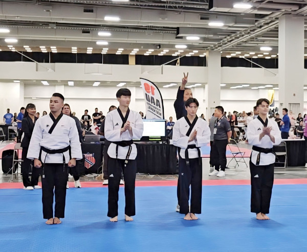 데이빗 환 김(오른쪽에서 두번째) 군이 2025 AAU 태권도 내셔널 챔피언십에서 금2 · 은1을 획득했다.