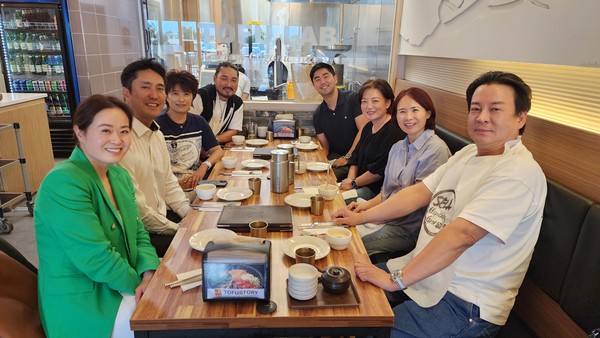 지난 7월 24일 열린 콜로라도 한미 청소년 문화재단 이사회에는 손은영 변호사, 서모세 전 덴버검찰 수석검사, 김현주 대표, 이종욱 서울호스피탈러티 그룹 대표, 라이언 전 제18사법지구 수석검사, 송민수 오로라시 국제사업부, 해나 서 임팩트 보험사 대표, 장우식 뱅크오브호프 덴버 LPO 소장 (왼쪽 시계방향) 등 이사 전원이 참석해 한국문화축제 진행 건을 논의했다. 