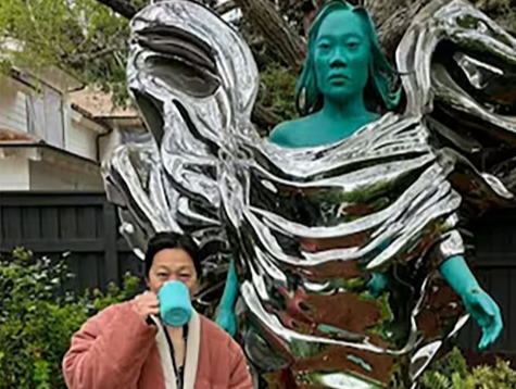 저커버그의 아내 챈의 동상.