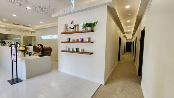 복도를 사이에 두고 8개의 관리실이 구비되어 있다.  