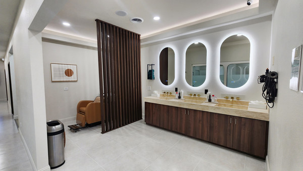 프론트 데스크 뒤에 마련된 샴푸실과 파우더룸.