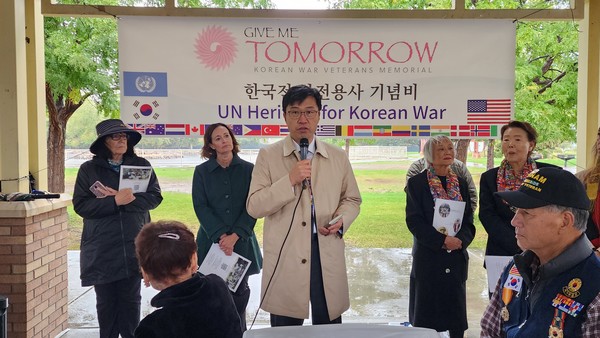 이승우 이사장이 착공식까지의 여정을 설명하면서, 모두에게 감사의 인사를 전하고 있다. 