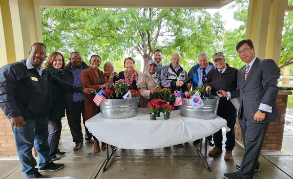 우천으로 인해  관계자들은 기념비 부지 옆 야외 쉼터에서 상징적으로 첫 삽을 들어 착공을 알렸다.