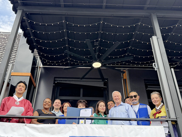 오로라 마이크 코프만 시장(오른쪽에서 세번째)이 한국 문화의 날을 선포하고, 청소년 재단 이사들과 기념 촬영을 하고 있다. 