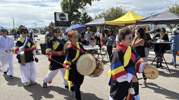 한마음 시니어케어 센터 소속 사물놀이 팀이 축제의 시작을 알리며, 흥을 돋우고 있다.