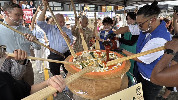 콜로라도 한인 요식업협회에서 준비한 2백인분의 자이언트 비빔밥의 자태가 매우 놀랍다.이종욱 이사장, 윤수경 세컨홈 총괄 매니저, 김현주 대표, 조영석 전 한인회장, 마이크 코프만 오로라 시장, 제이슨 크로우 연방 하원의원 사무관, 존 히켄루퍼과 마이클 베넷 연방 상원의원, 사무관 등이 주걱을 들고 있다. 