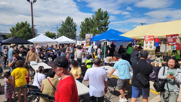 케이푸드에 푹 빠진 사람들의 모습. 케이푸드 밴더 앞에 사람들이 문전성시를 이루고 있다. 