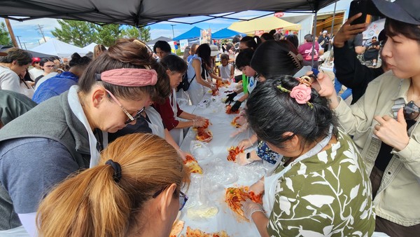 김치만들기 체험에 이번 축제에서 가장 인기있는 프로그램 중 하나였다. 직접 만든 김치를 집으로 가져갈 수 있어 관심도가 매우 높았다.   