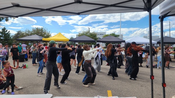 코넥트 케이팝 댄스팀을 포함한 케이팝 댄스를 사랑하는 콜로라도 젊은이 40여명이 모였다. 